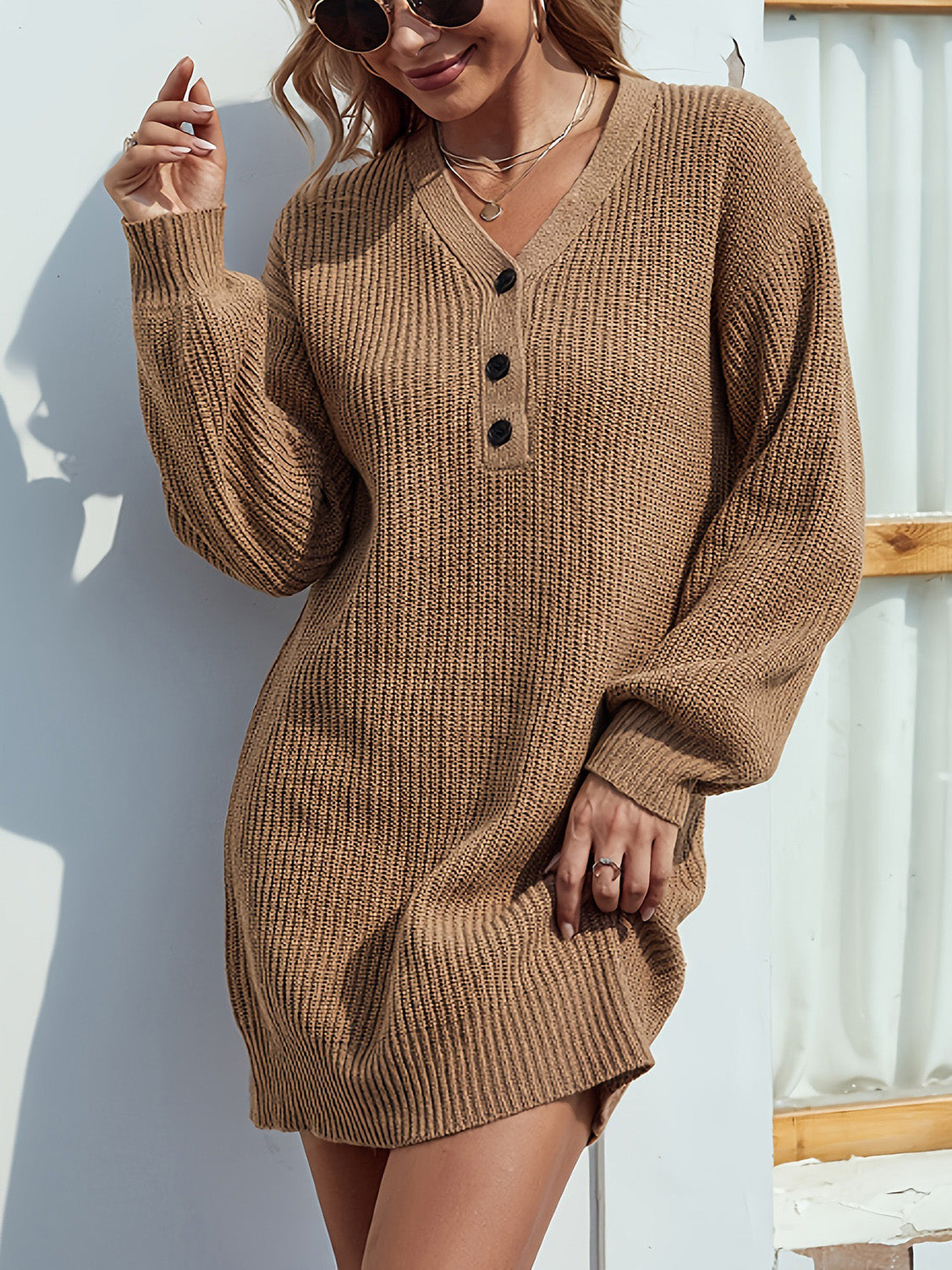 Clara - Camel Dámské mini karamelové šaty s výstřihem do V a převislými rameny