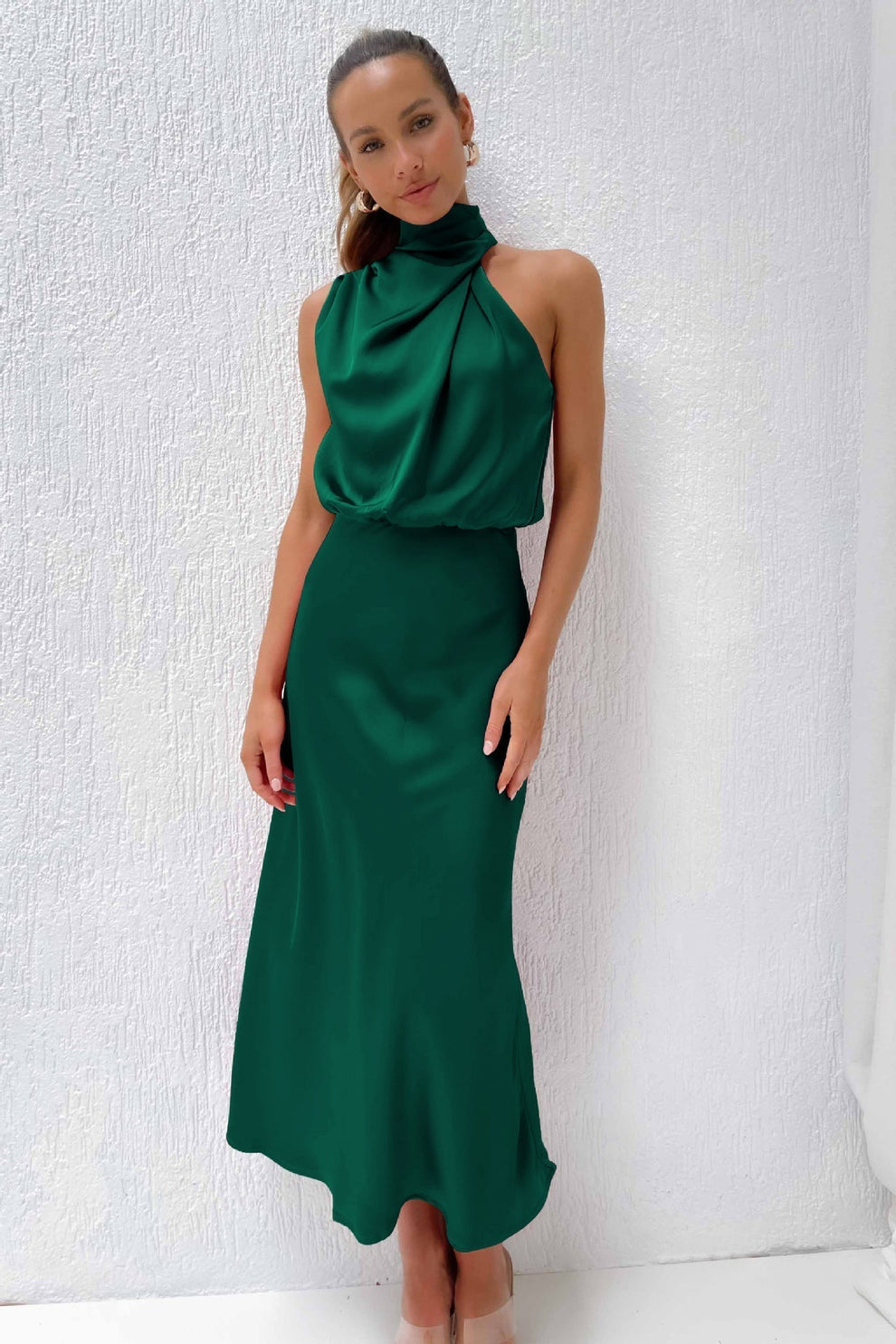 Elegantní dlouhé šaty s asymetrickým výstřihem a rafinovaným designem