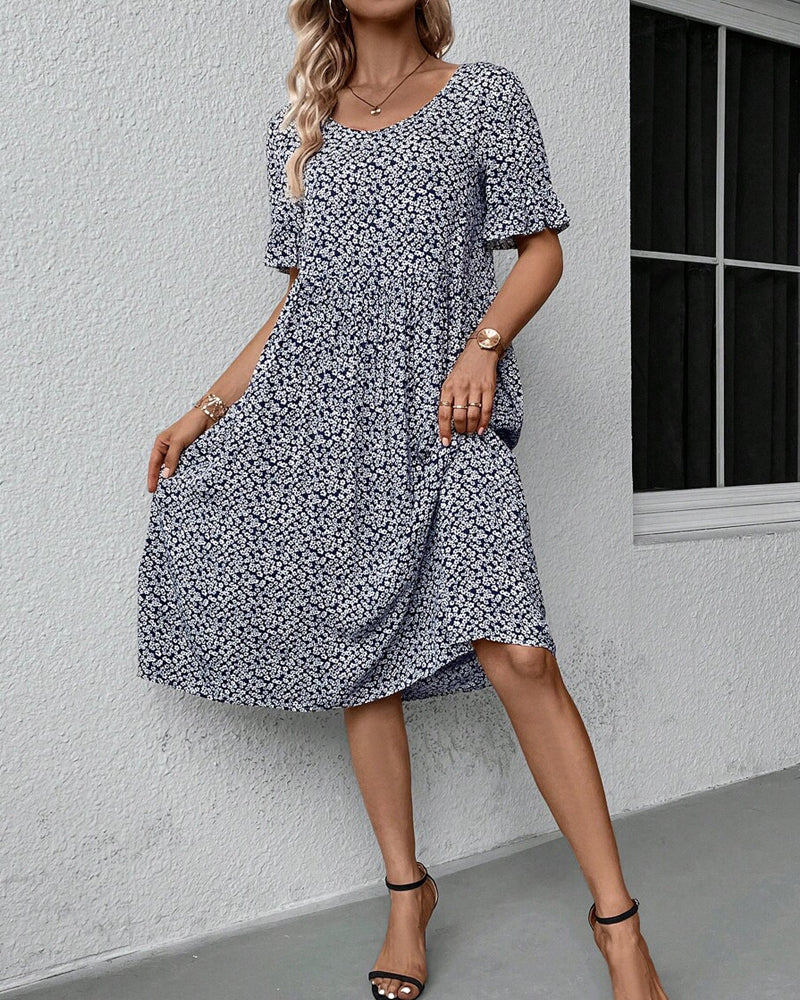 Elegantní krátké šaty s krátkými rukávy a jemným květinovým potiskem