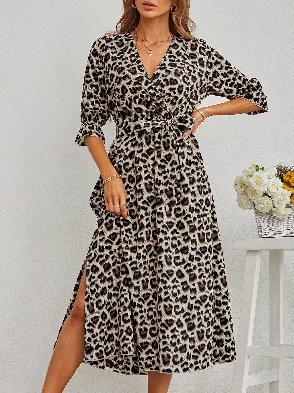 Šaty s leopardím potiskem a rozdělením