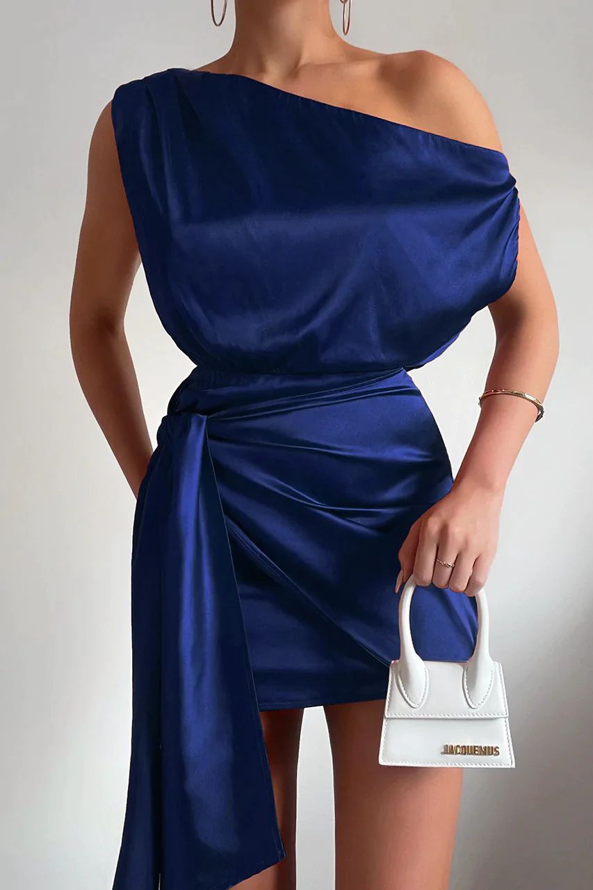 Elegantní mini šaty s jedním ramenem a lichotivým střihem