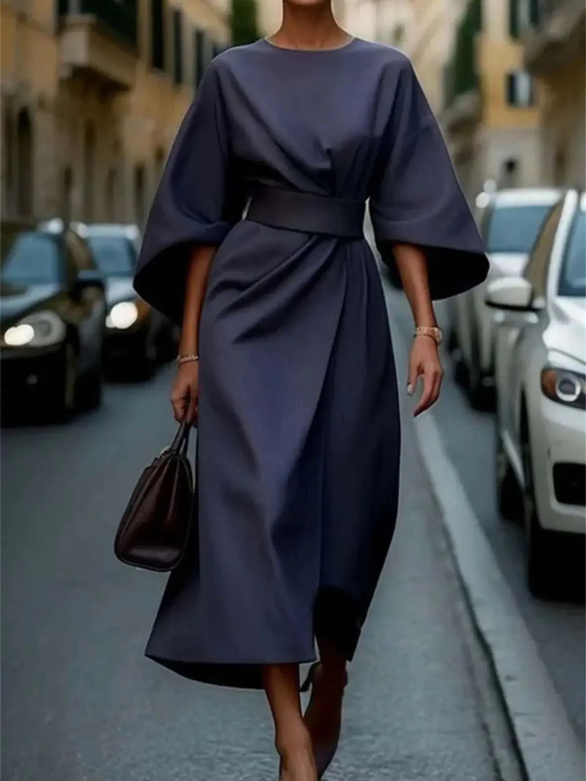 Elegantní midi šaty se zvonovými rukávy a páskem