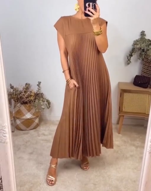 Casual midi šaty s plisovaným vzorem, ideální pro moderní a uvolněný vzhled.
