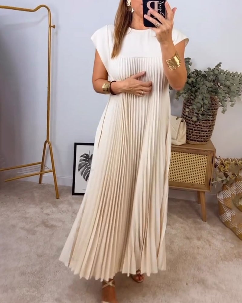 Casual midi šaty s plisovaným vzorem, ideální pro moderní a uvolněný vzhled.