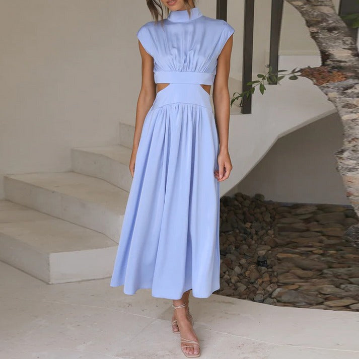Elegantní letní šaty s vysokým límcem a splývavým střihem