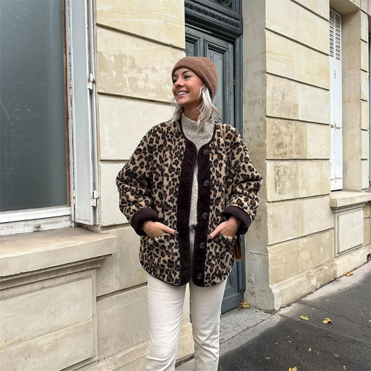 Leona | Elegantní a pohodlná dámská bunda s leopardím potiskem