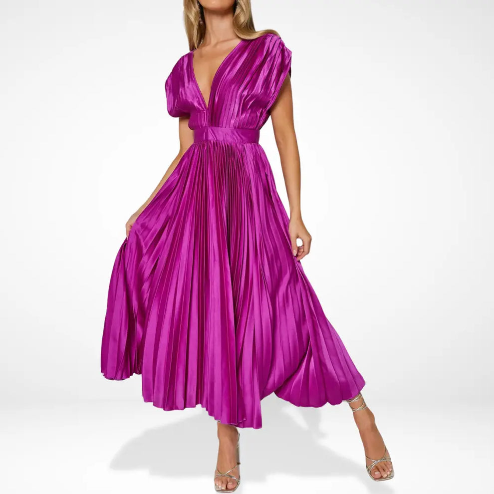 Dlouhé plisované šaty s hlubokým výstřihem a elegantním stylem