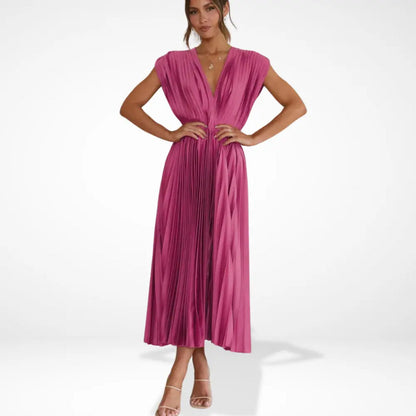 Dlouhé plisované šaty s hlubokým výstřihem a elegantním stylem