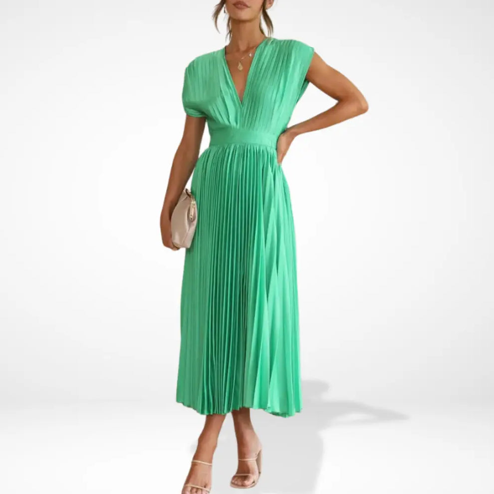 Dlouhé plisované šaty s hlubokým výstřihem a elegantním stylem