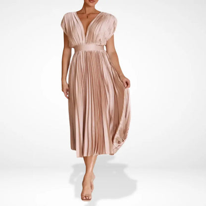 Dlouhé plisované šaty s hlubokým výstřihem a elegantním stylem