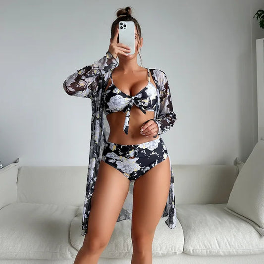 Elegantní letní bikiny s vysokým pasem a květinovým vzorem