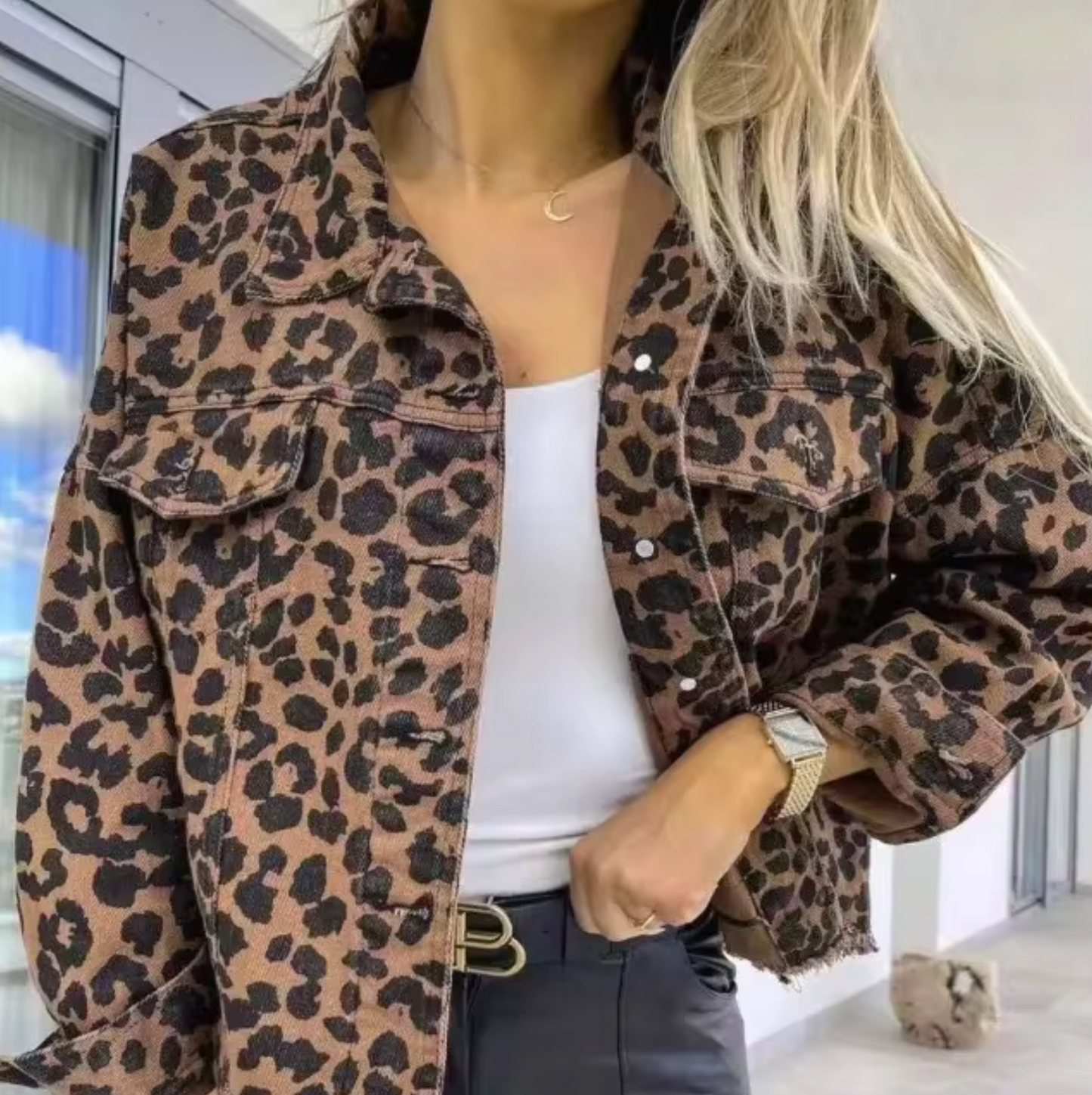 - Džínová bunda s leopardím potiskem