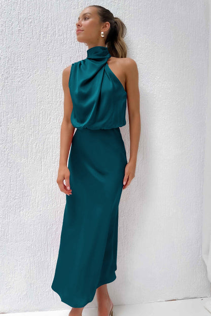 Elegantní dlouhé šaty s asymetrickým výstřihem a rafinovaným designem