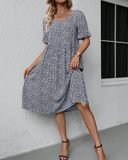 Elegantní krátké šaty s krátkými rukávy a jemným květinovým potiskem