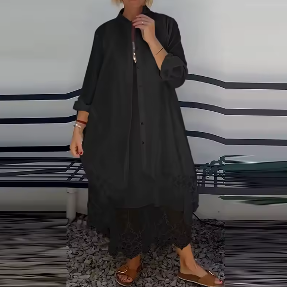 Dlouhé šaty s módními detaily a lehkým kabátkem v ceně