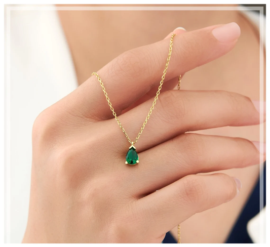 Náhrdelník se smaragdovou slzou | Elegantní šperk pro každý den
