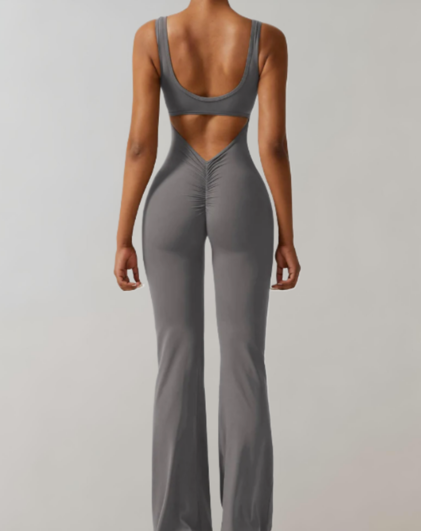 Clémence - Bodycon overal s výstřihem na ramínka a kalhotami do zvonu