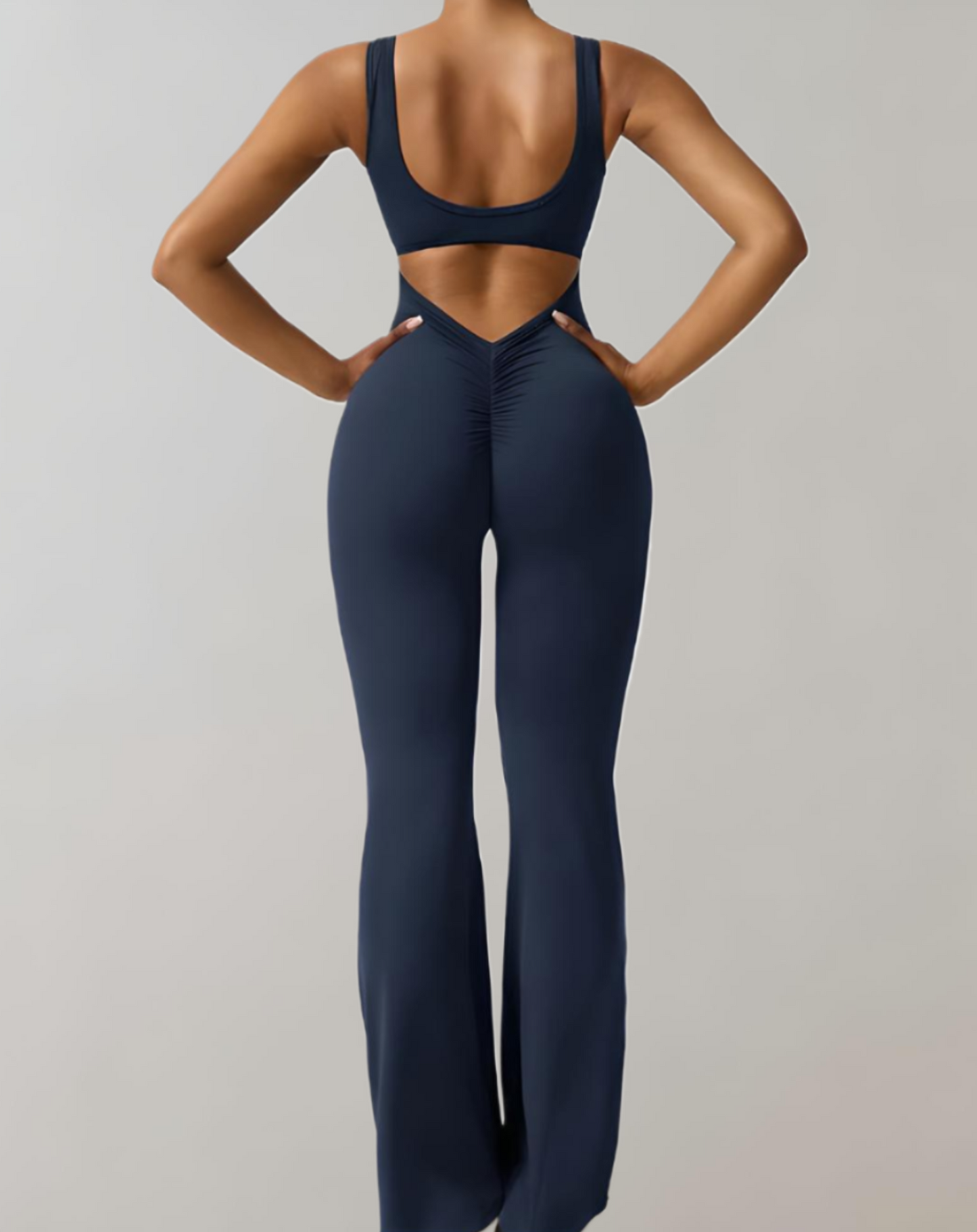 Clémence - Bodycon overal s výstřihem na ramínka a kalhotami do zvonu