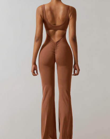 Clémence - Bodycon overal s výstřihem na ramínka a kalhotami do zvonu