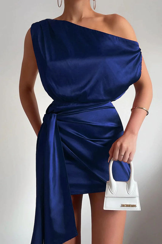 Elegantní mini šaty s jedním ramenem a lichotivým střihem