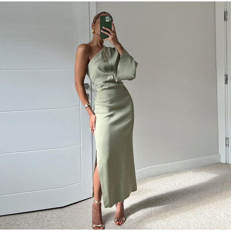 Elegantní midi šaty s dlouhým a širokým jednoduchým rukávem