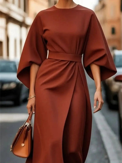 Elegantní midi šaty se zvonovými rukávy a páskem