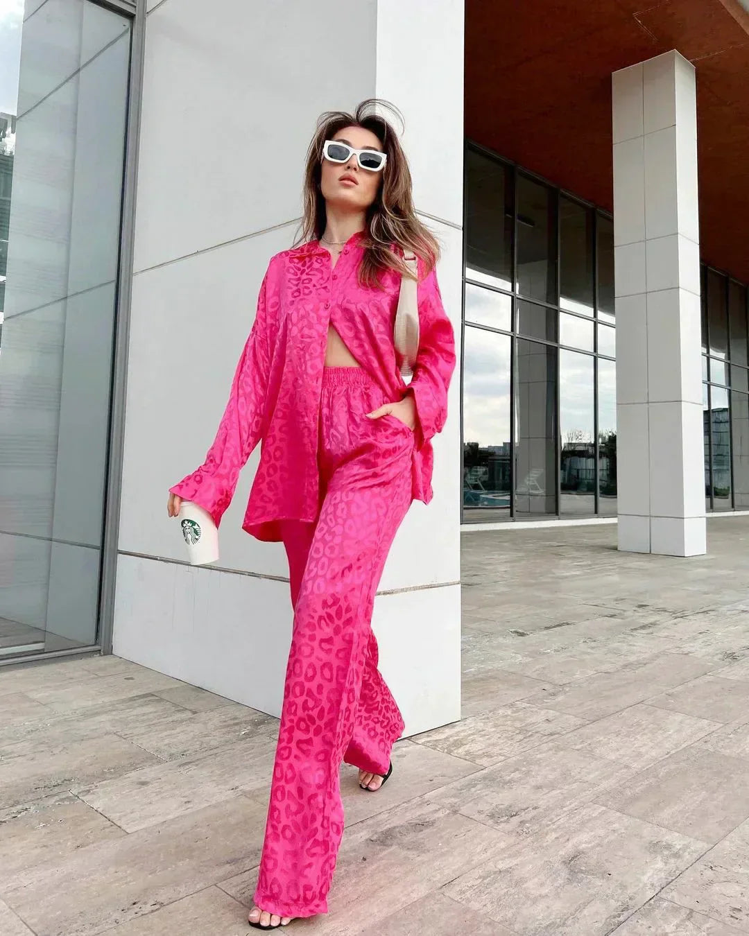 Elegantní halenka se zapínáním na knoflíky a kalhoty se širokými nohavicemi