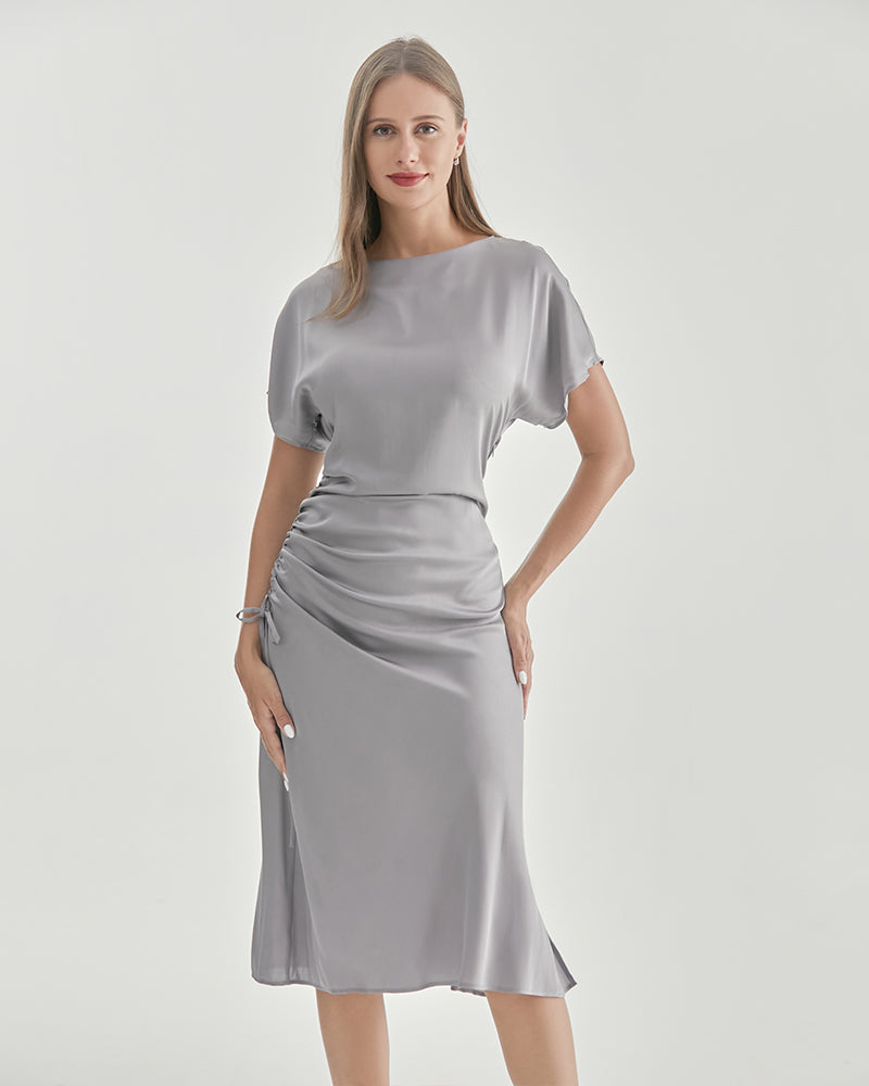 Elegantní šaty s krátkými rukávy a skládanou sukní pro vytříbený styling