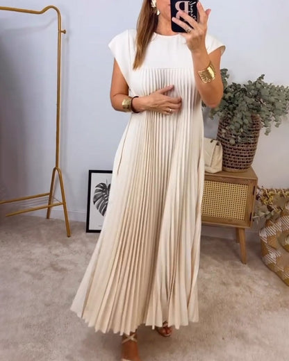 Casual midi šaty s plisovaným vzorem, ideální pro moderní a uvolněný vzhled.