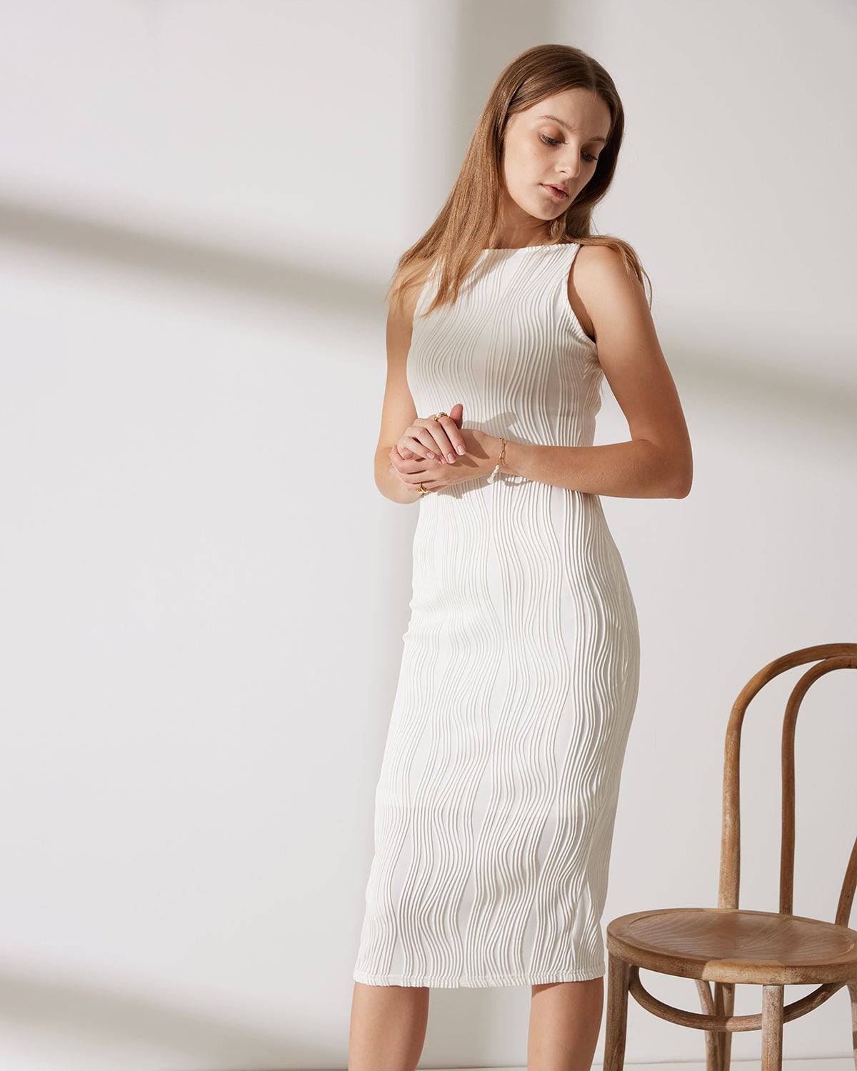 Elegantní midi šaty s úzkými ramínky v moderním stylu