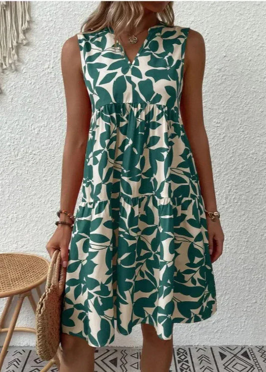 Elegantní letní šaty s výstřihem do V a ženskou siluetou