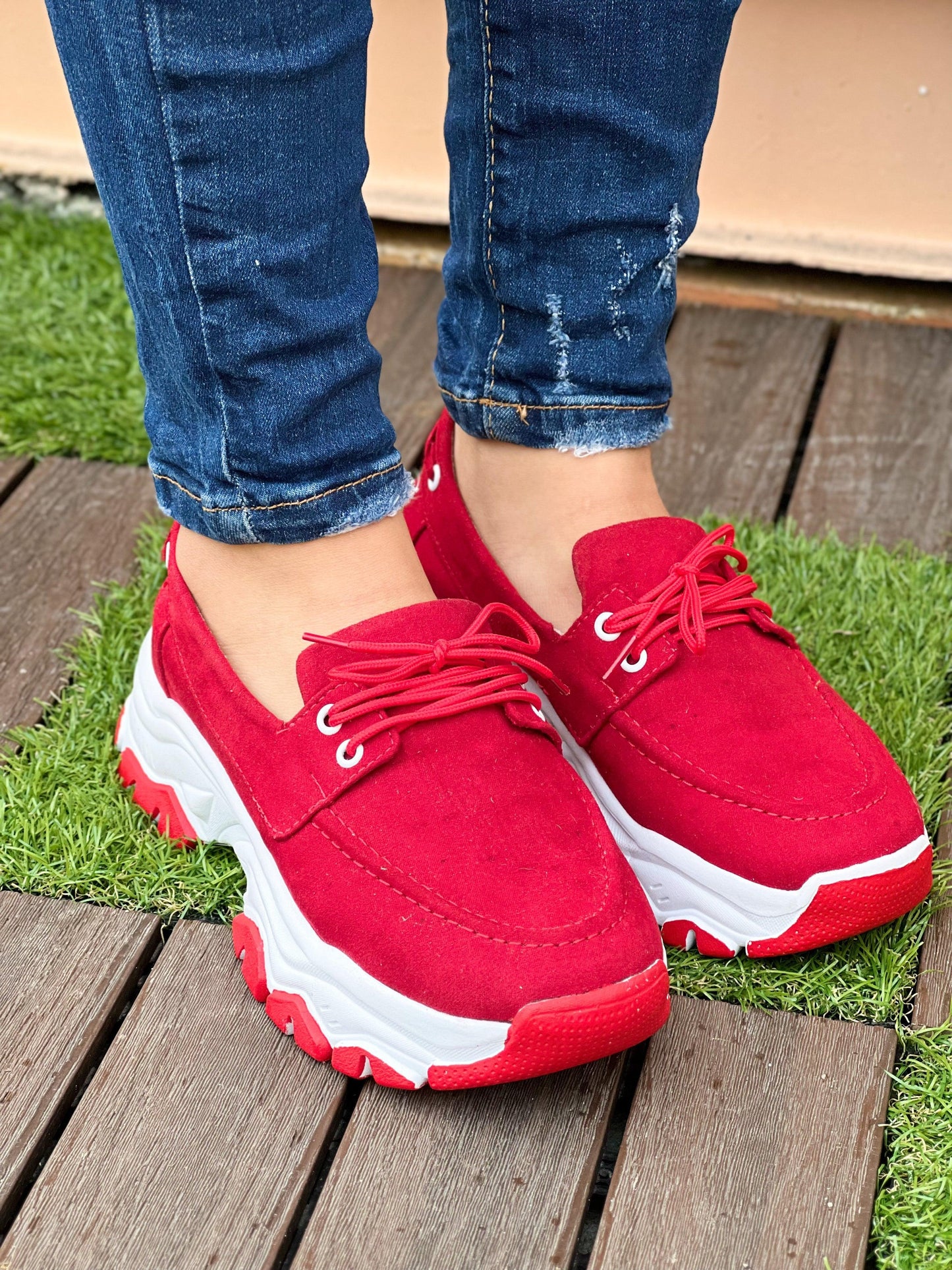 Rubínové tenisky | Trendy letní obuv