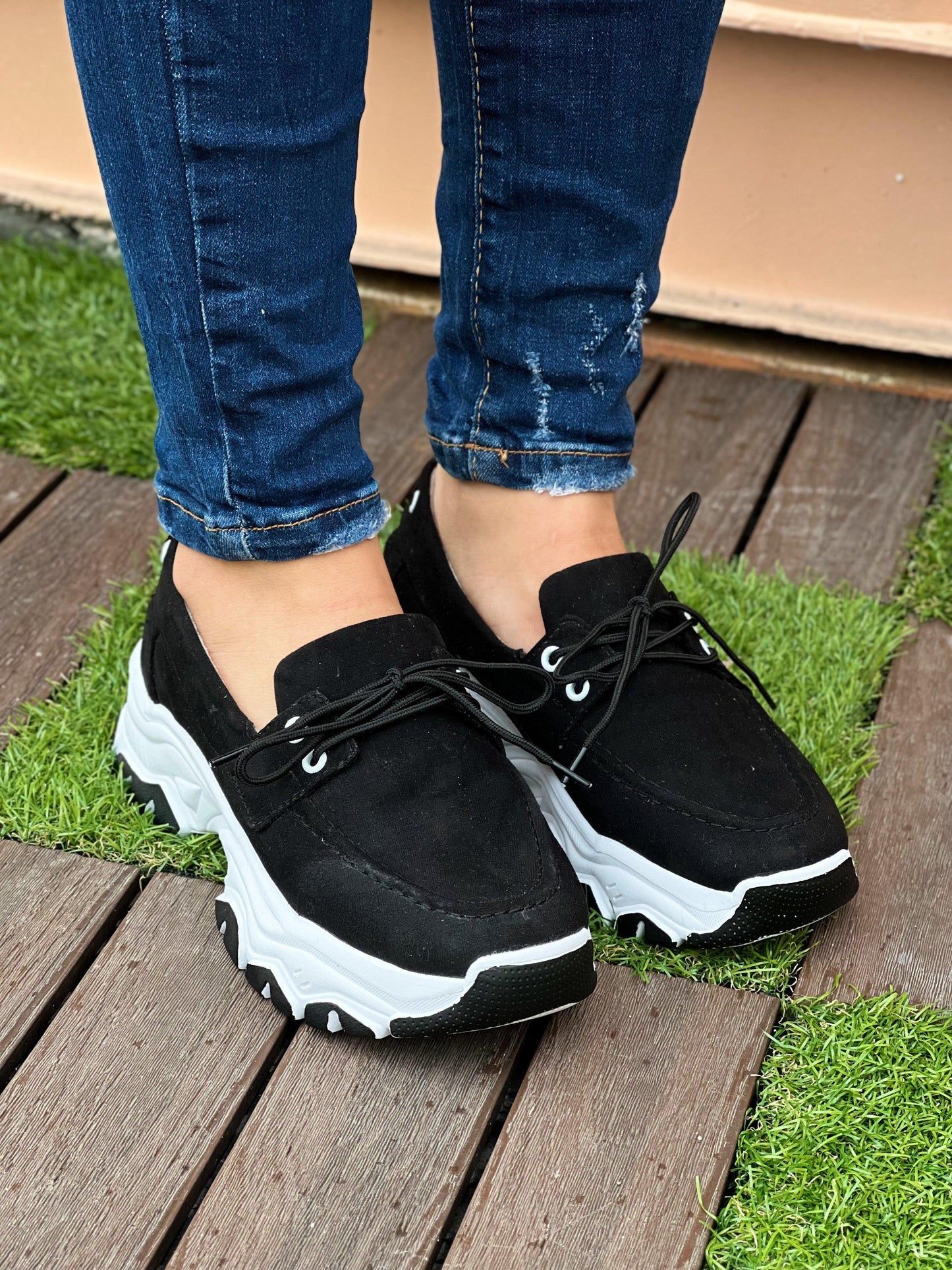Rubínové tenisky | Trendy letní obuv