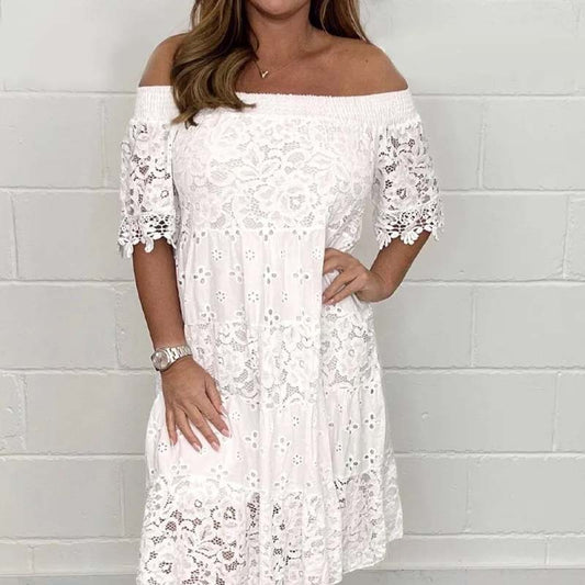 letní šaty s krátkými padnoucími rukávy a elegantním stylem